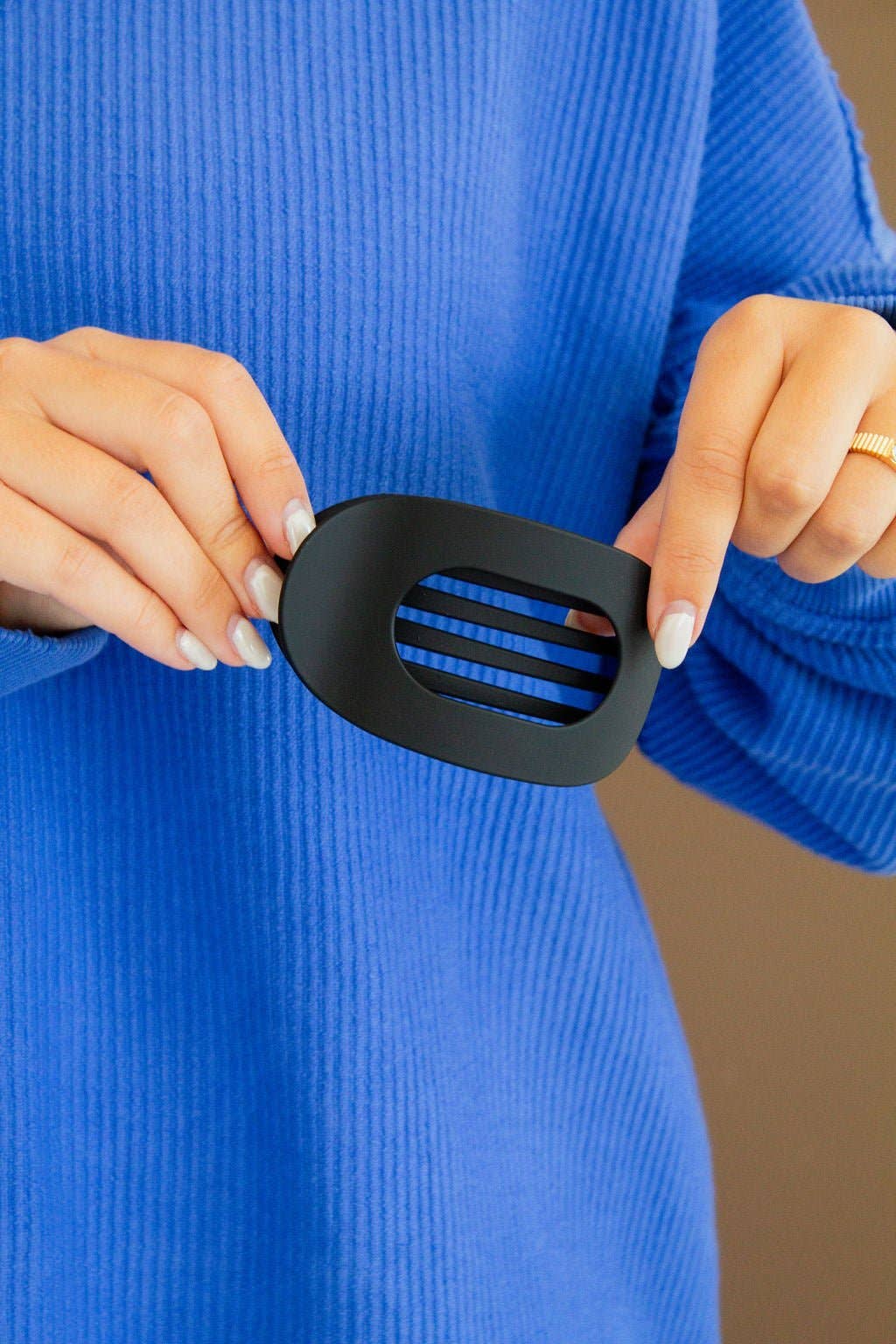 Circle Cutout Flat Claw Clip: Black