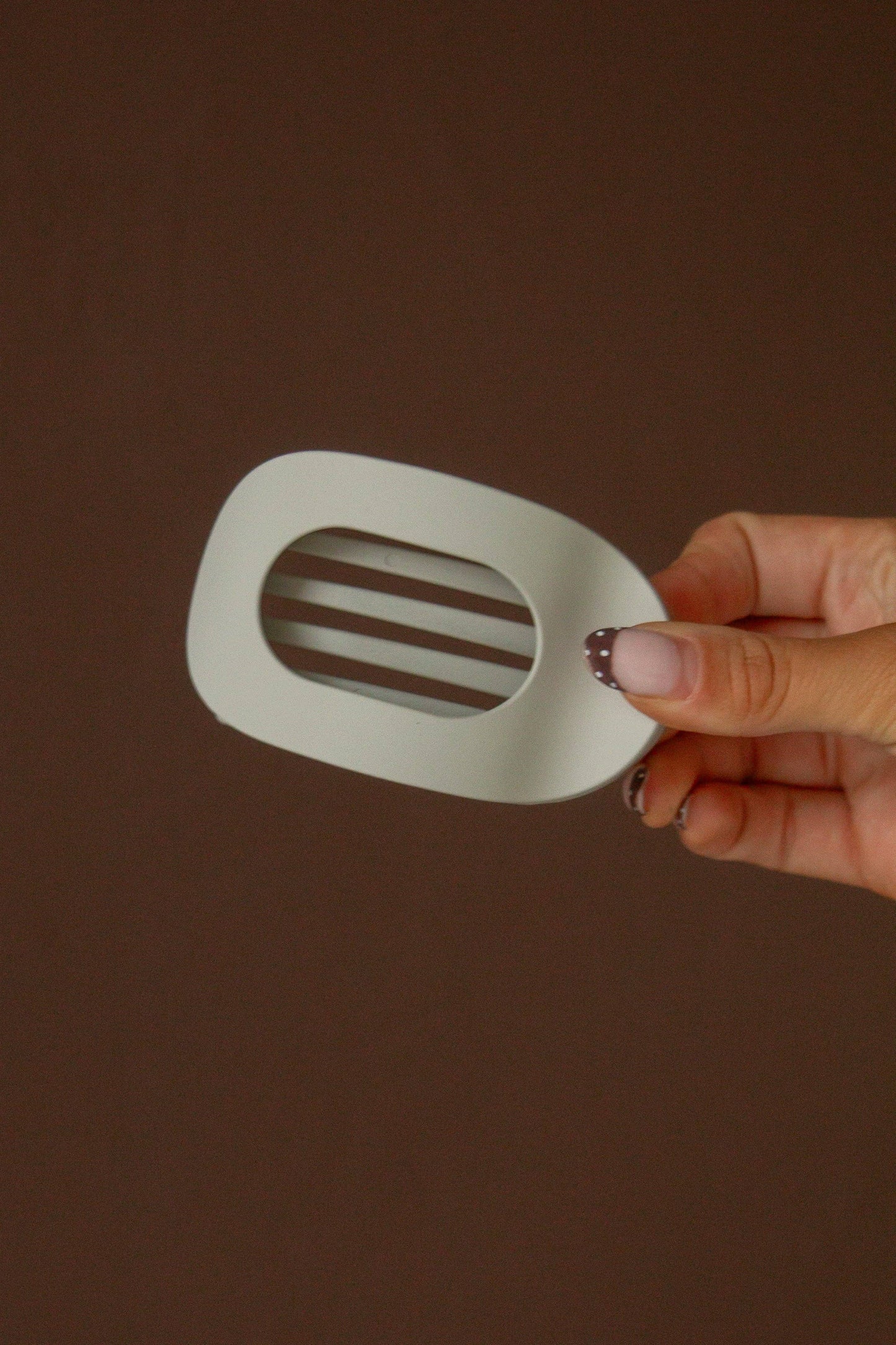 Circle Cutout Flat Claw Clip: Gray